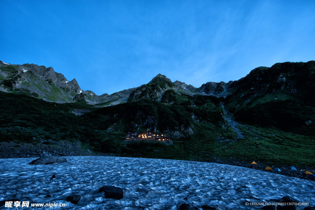 积雪 山峰 山顶 民宿 露营