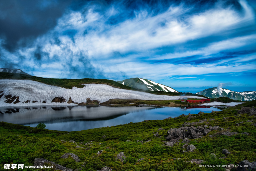 积雪 山峰 云海 湖