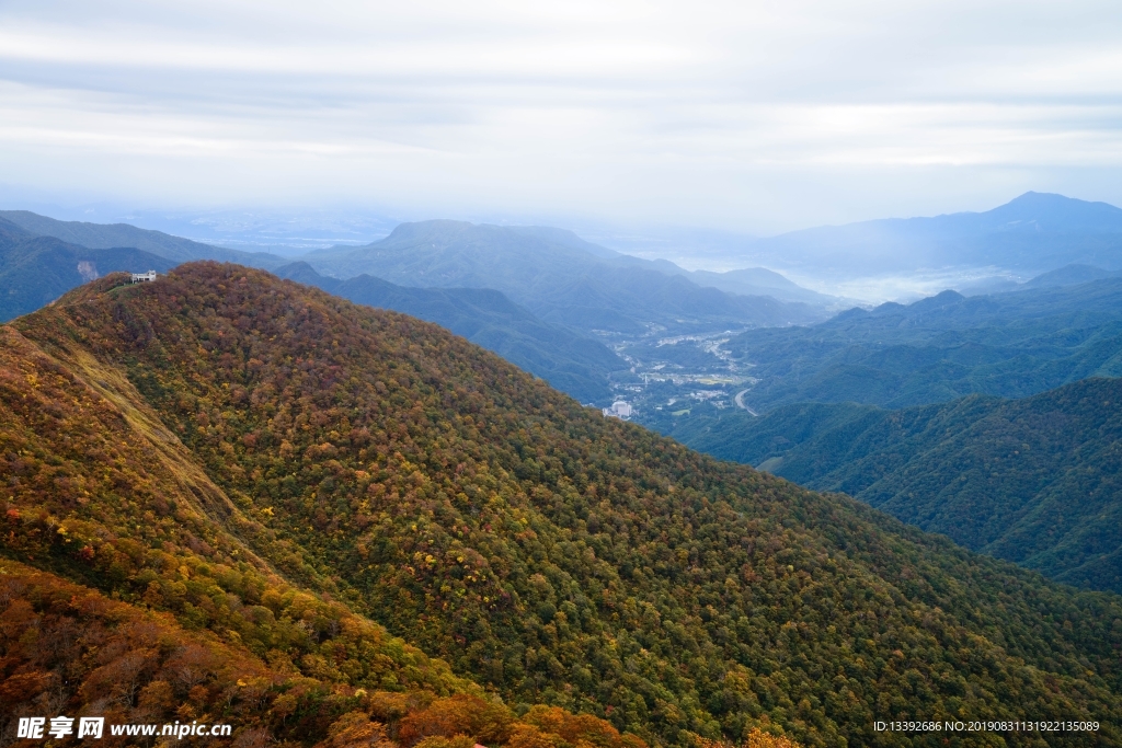 山 山峰 山脉 云海 枯草