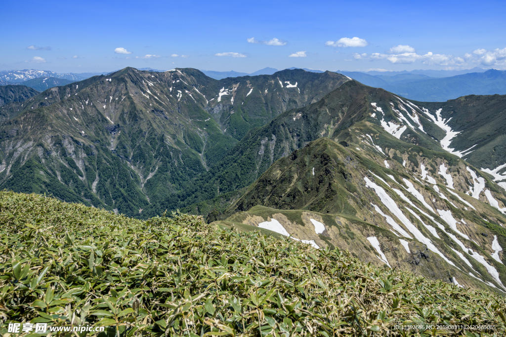 山峰 山脉 积雪 云 蓝天