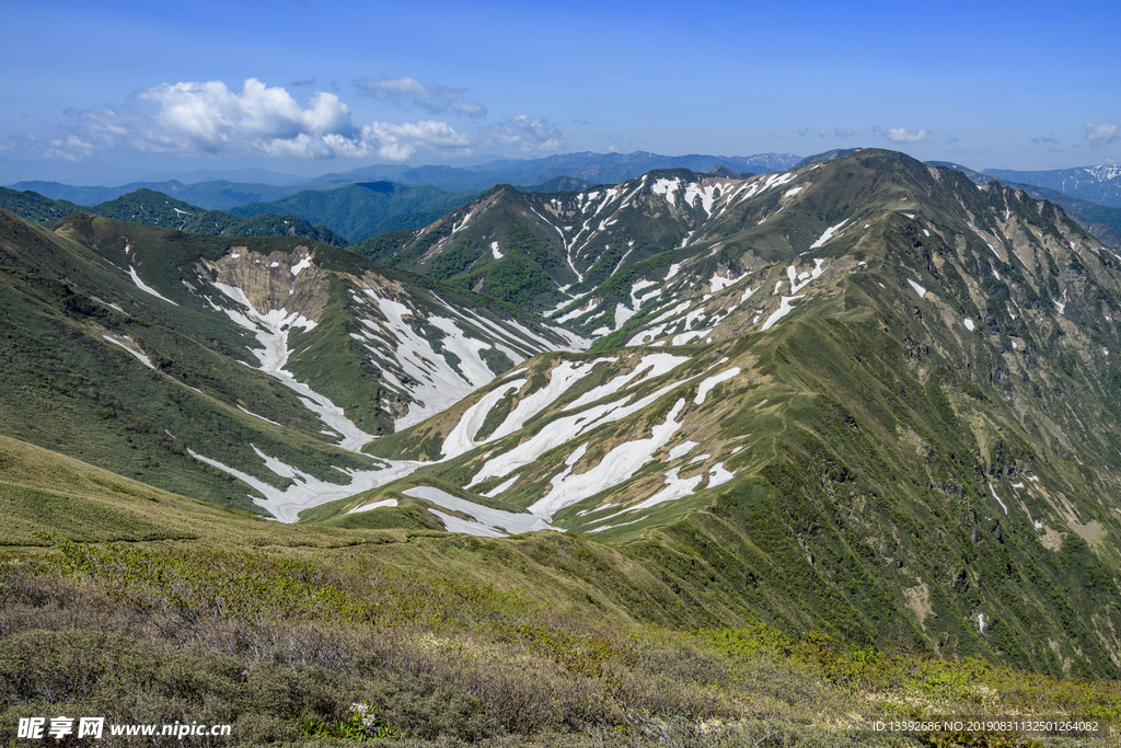 山峰 山脉 积雪 云 蓝天