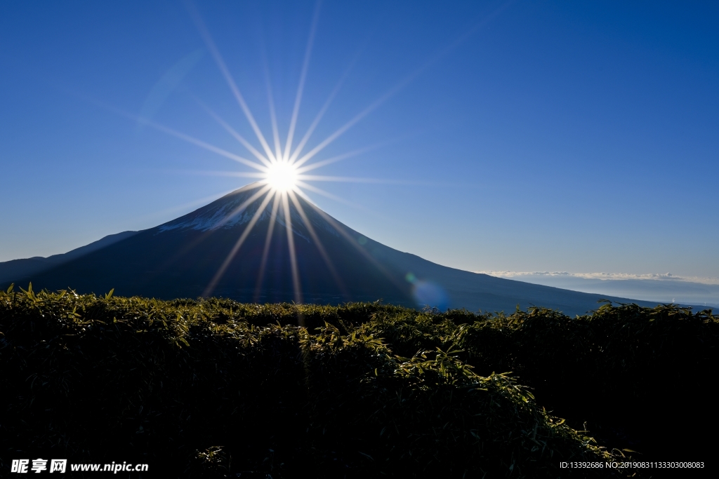 阳光 光芒 太阳 山峰 大自然