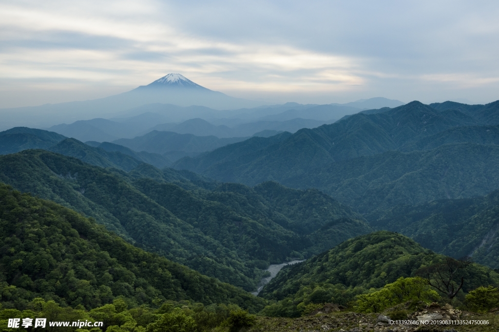 山 山峰 山脉 云海 蓝天