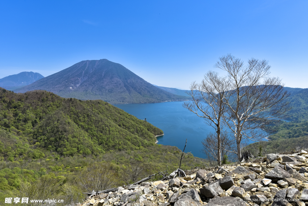 湖 山峰
