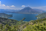 湖 山峰