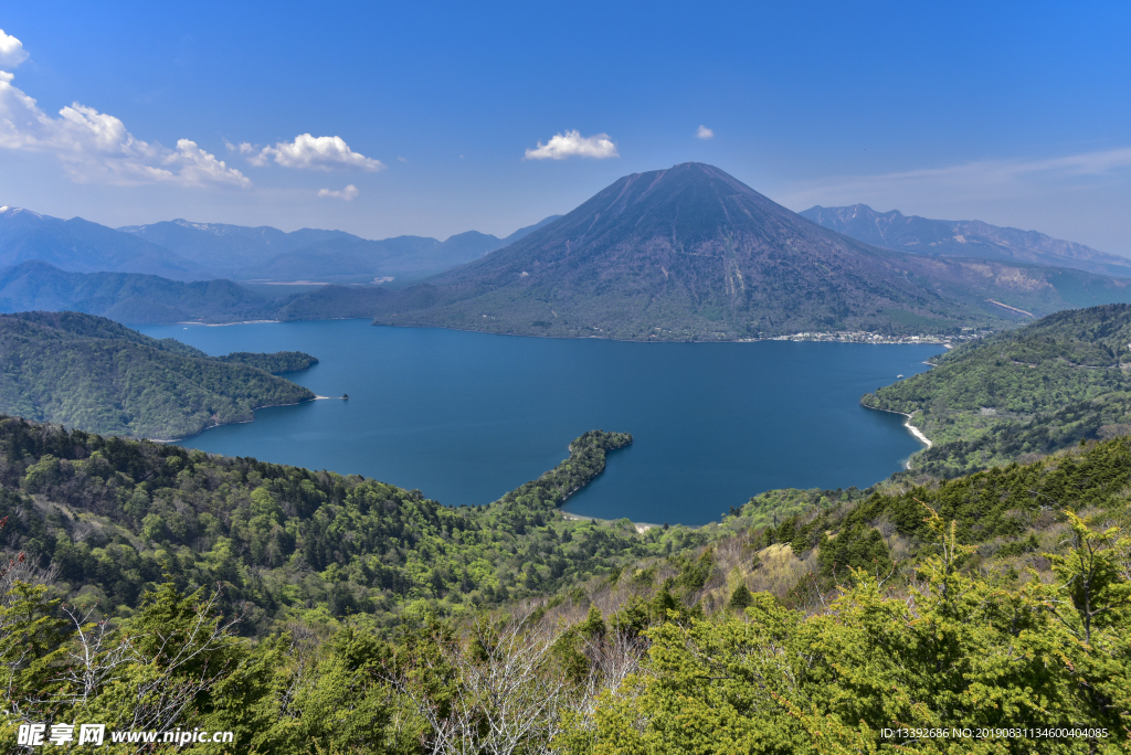 湖 山峰