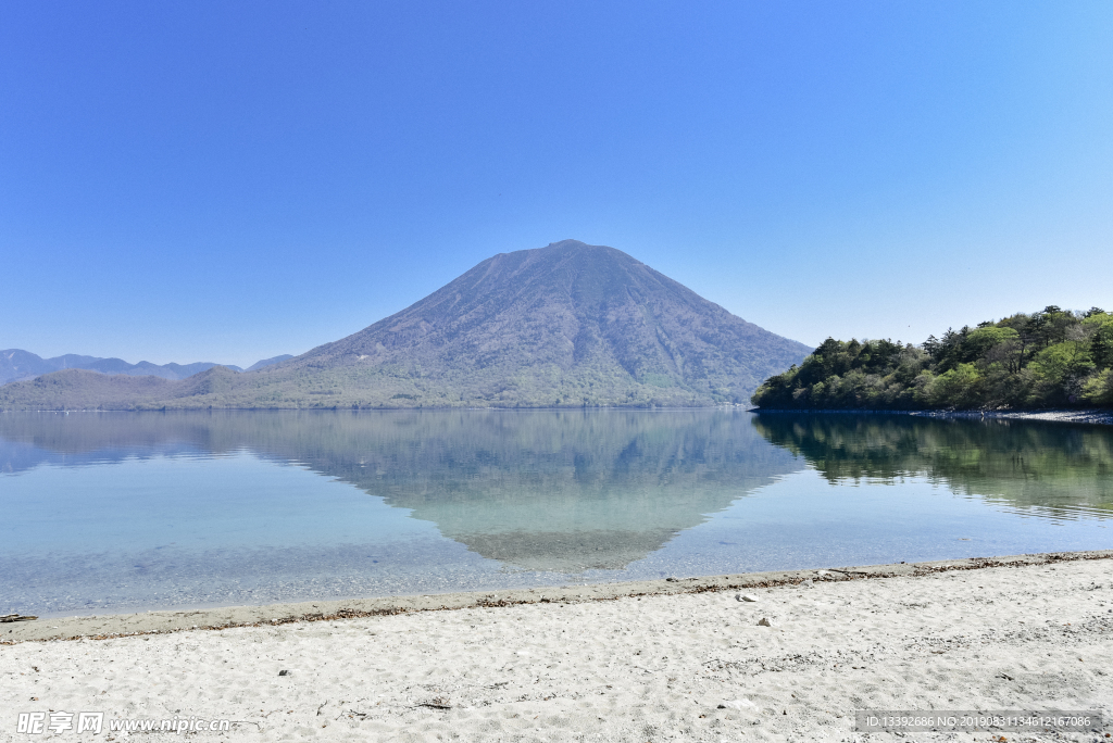 湖 山峰
