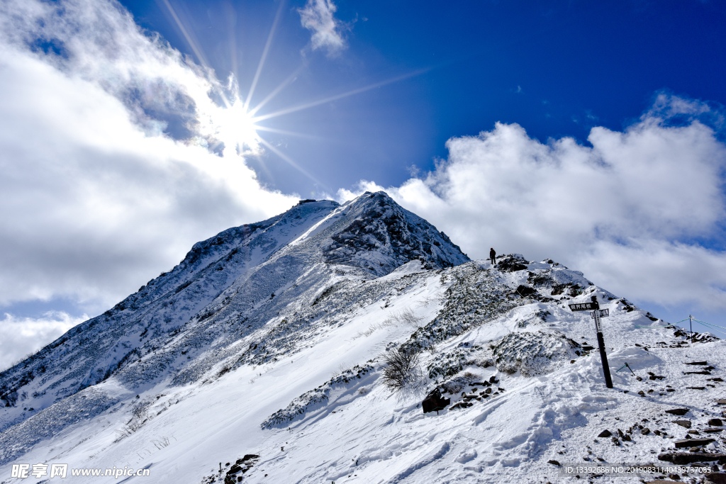 雪峰 山脉 积雪 山顶 阳光