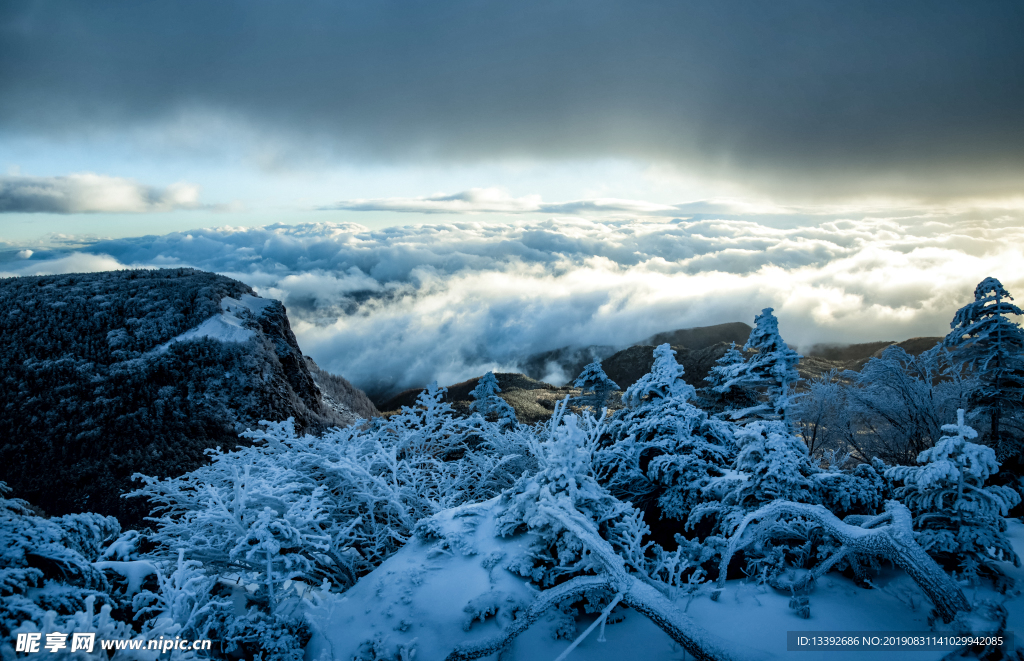 云海 山峰 积雪