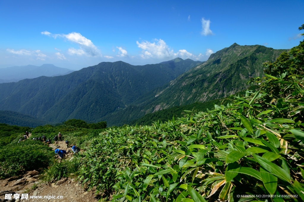 山川 山峰 绿草