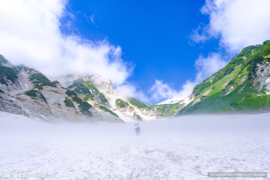 艳阳 云海 山峰