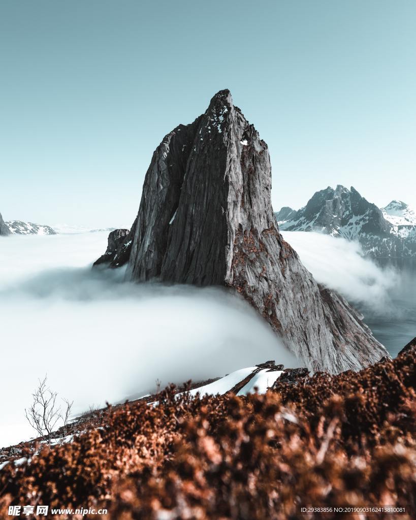 巍峨高山