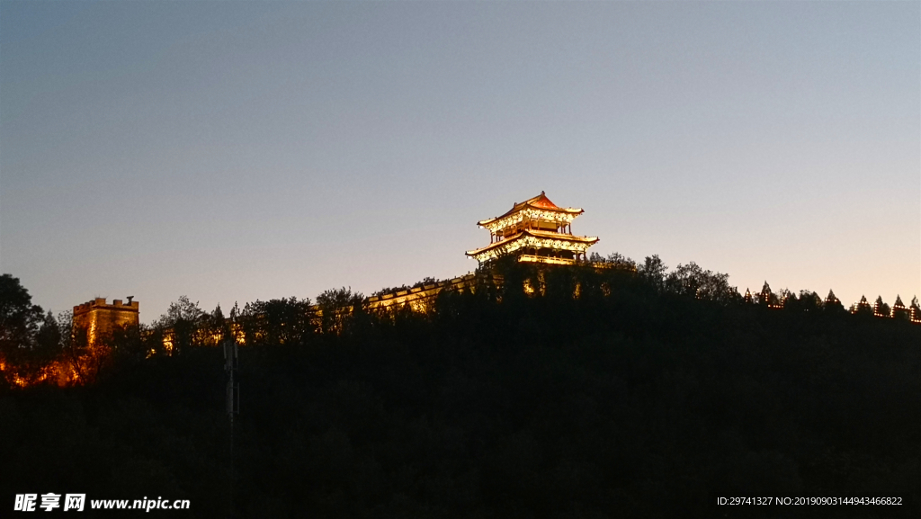 延安凤凰山夜景摘星楼