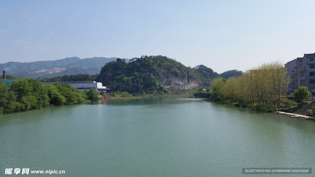 秀丽的山
