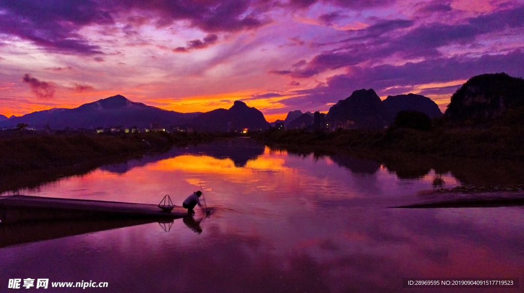 夕阳晚霞醉峰林