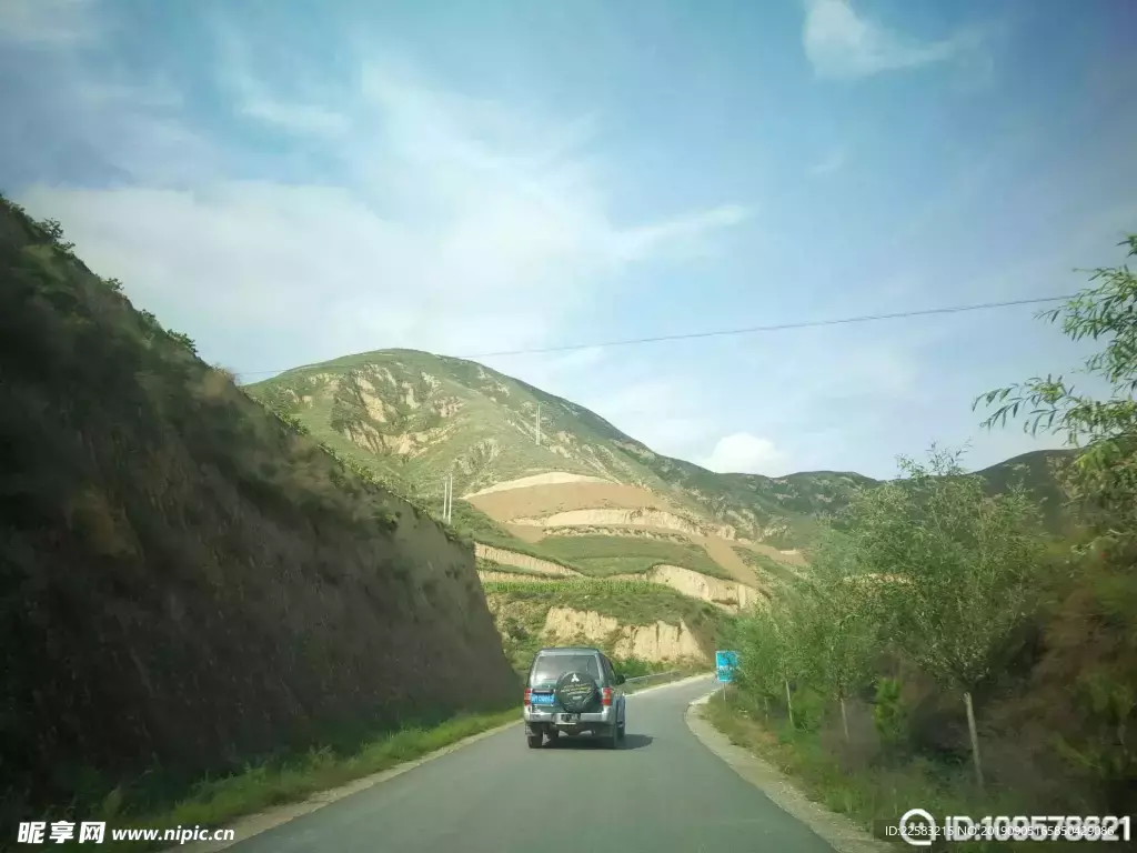 蓝天白云车辆大山