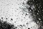 雨滴在汽车挡风玻璃上