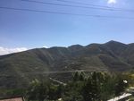 蓝天白云下的大山