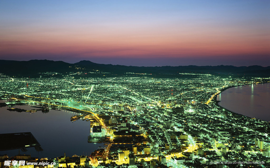 灯光璀璨的城市夜景图