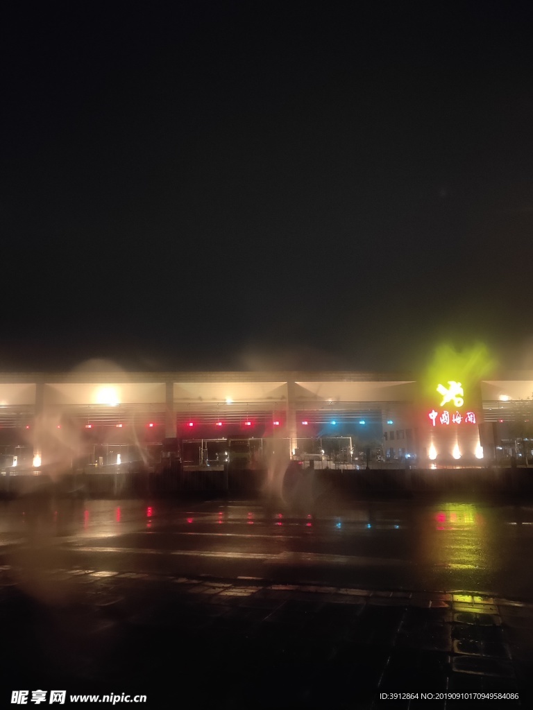 车窗雨滴风景 夜晚 机场东路