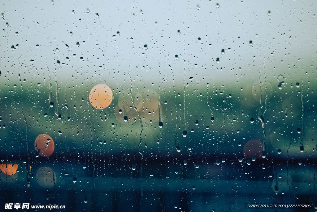 窗外雨水