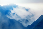 云雾迷漫山脉