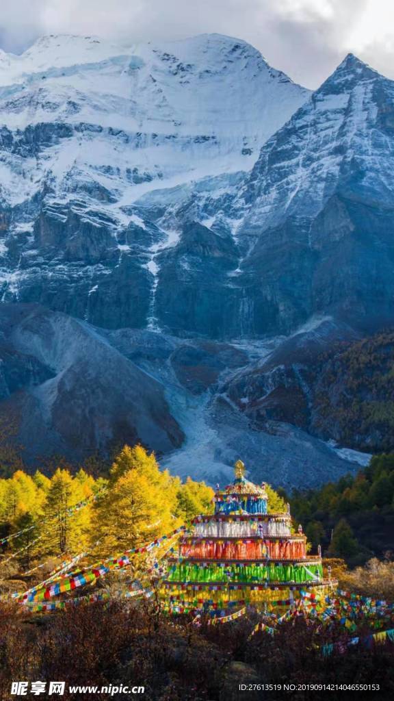 壮观的雪山风景图片