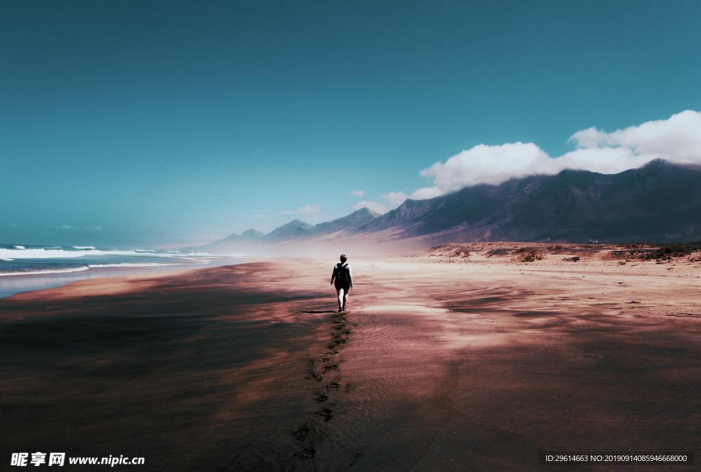 一个人漫步在沙滩