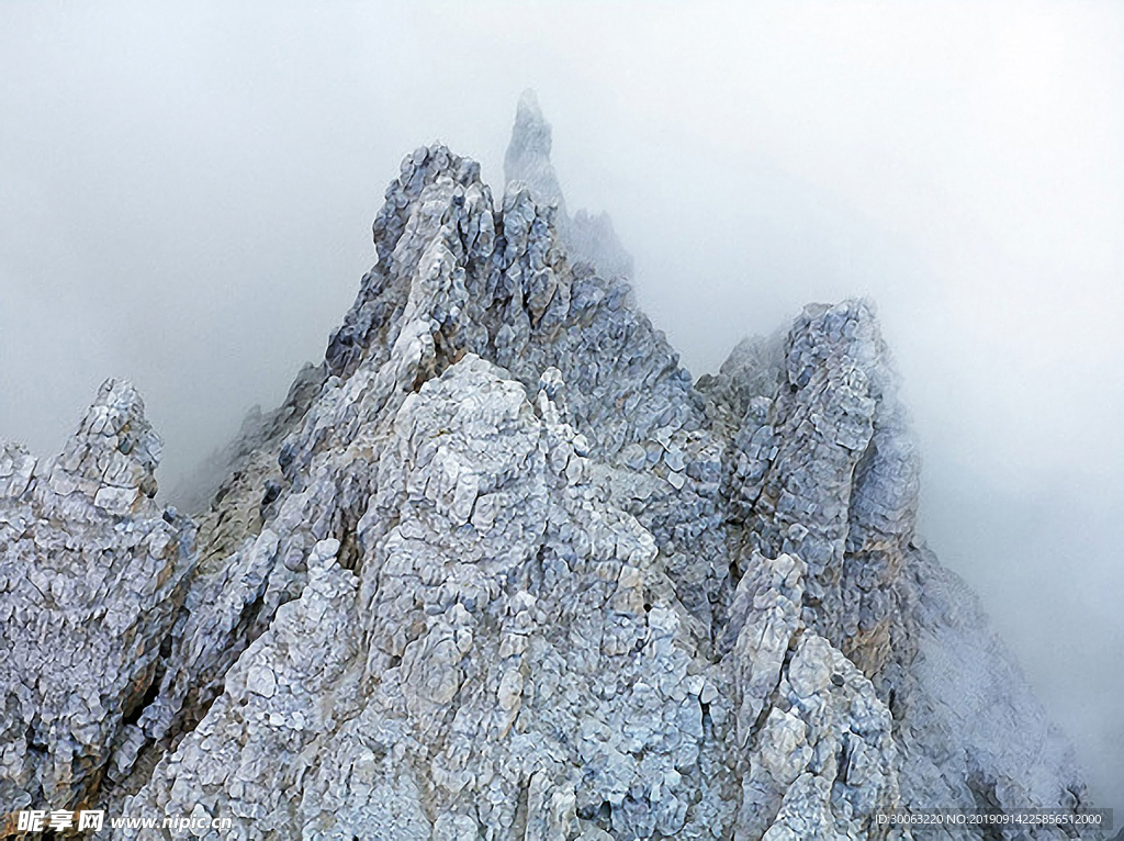 陡峭山峰