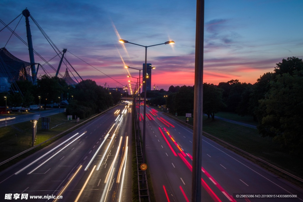 夜晚公路璀璨交通灯