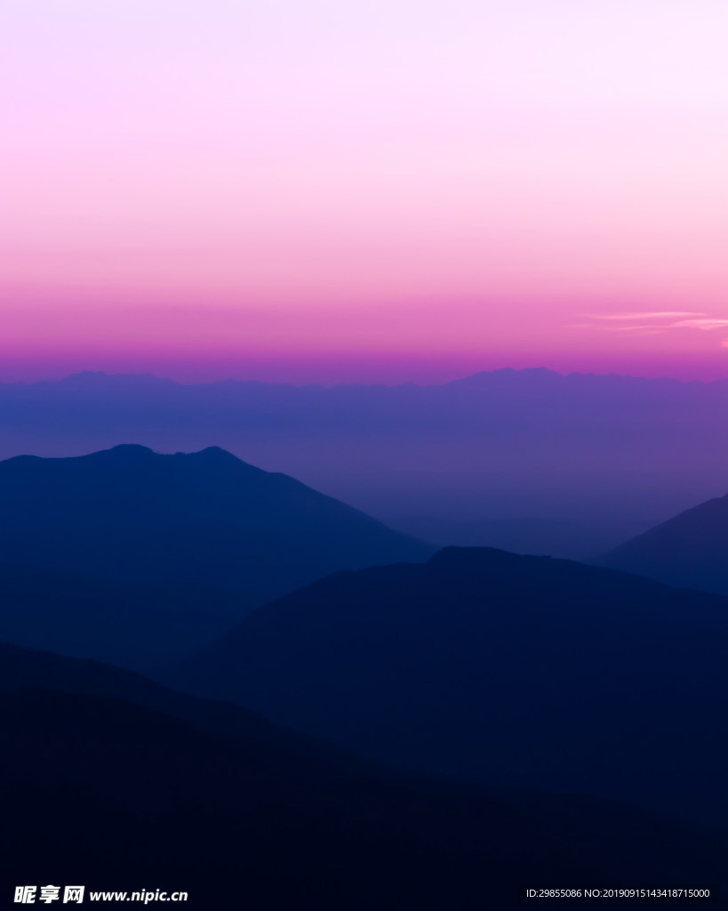 紫色黄昏山脉风景