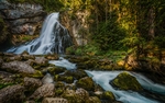 高山瀑布流水森林