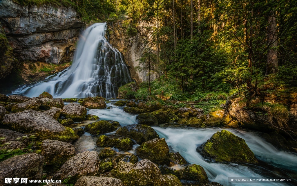 高山瀑布流水森林