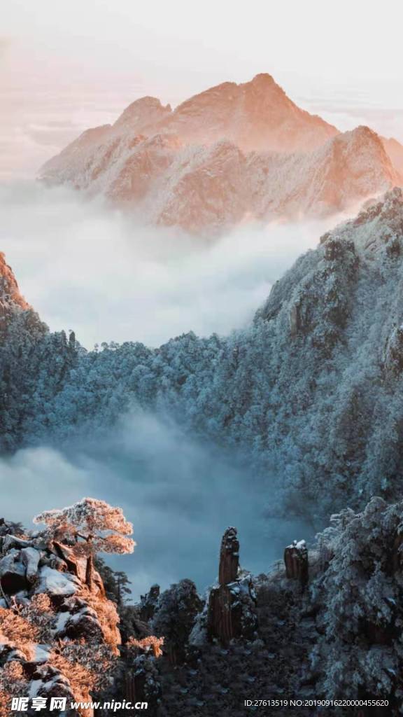 霞光映照的群峰风景画