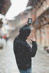男人雪中视频背影