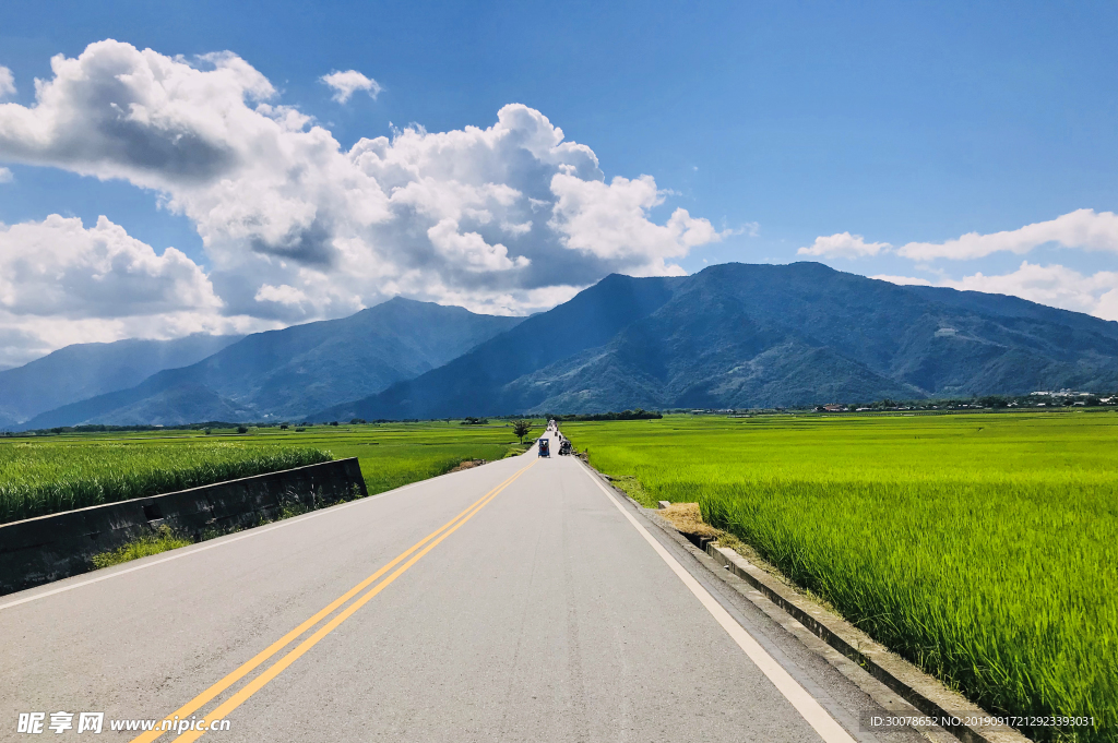 蓝天白云草地