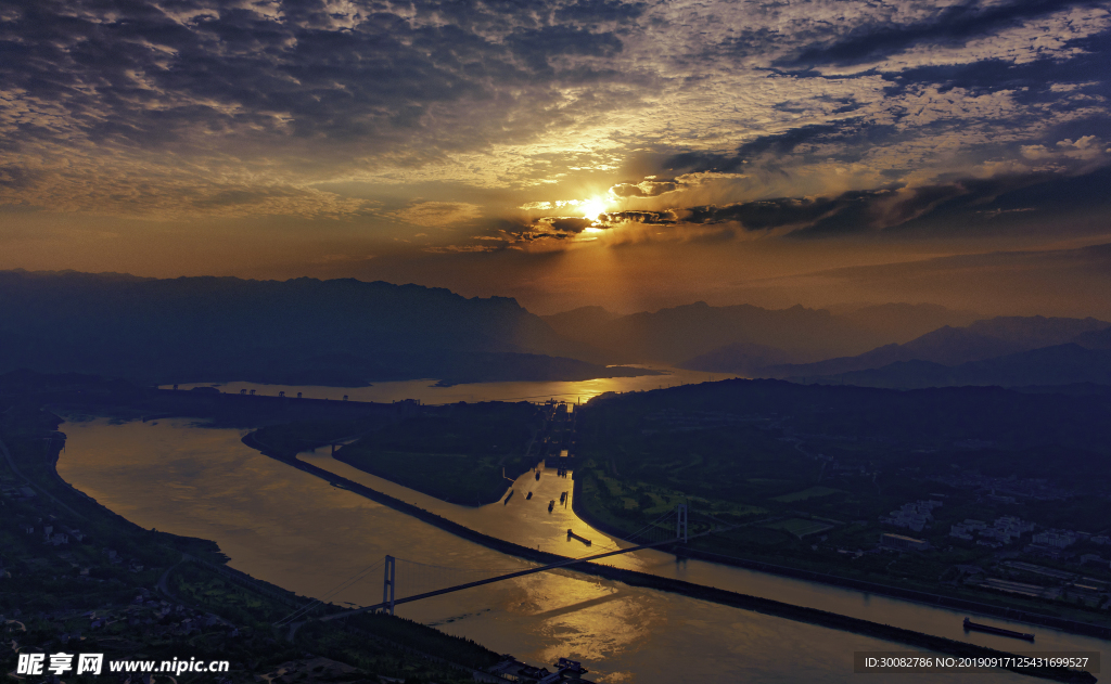 夕阳下的三峡大坝