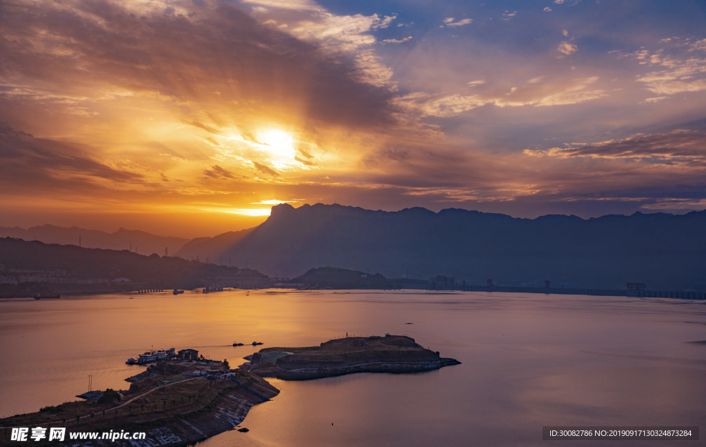 三峡大坝晨景