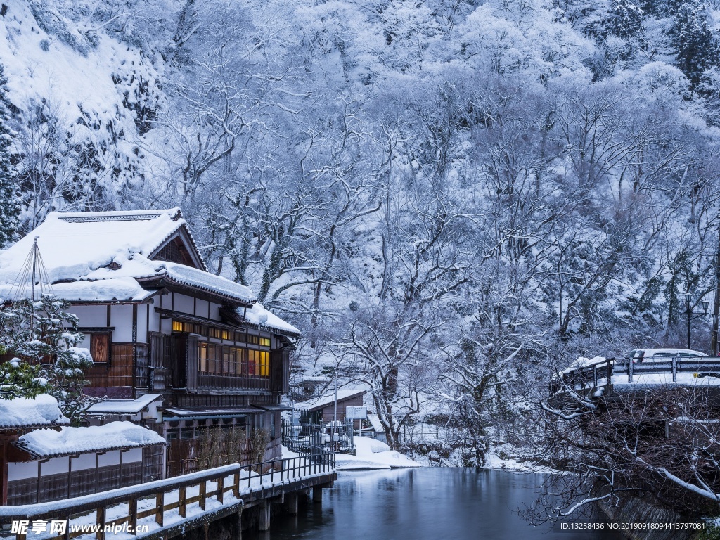 冬天森林木屋风景河水