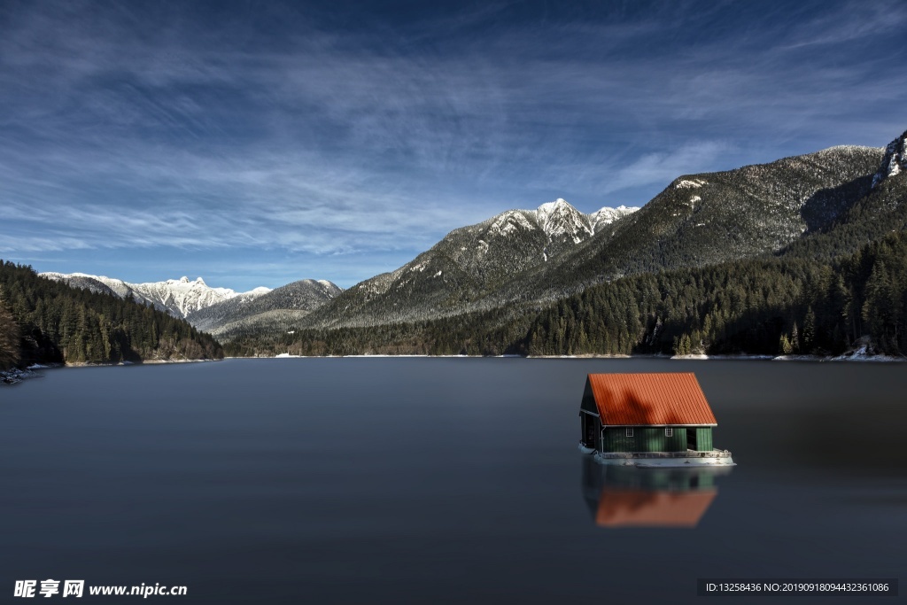 群山湖泊小木屋风景