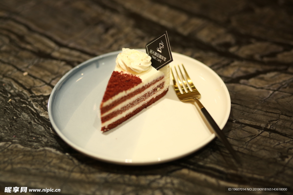 红丝绒慕斯蛋糕
