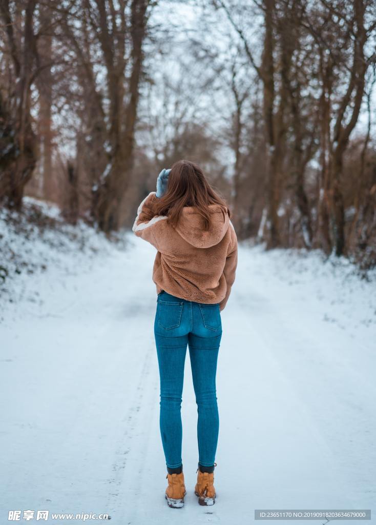 雪地里女生背影