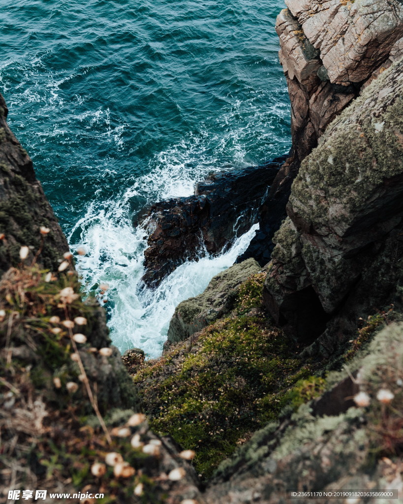 海水拍打礁石风景