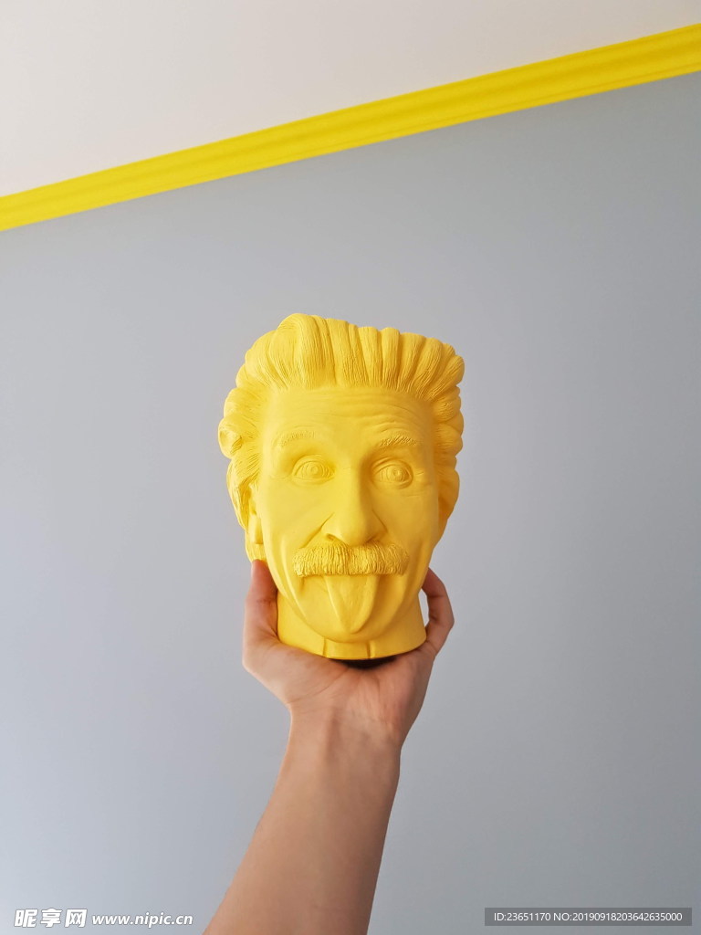 黄色头像雕塑