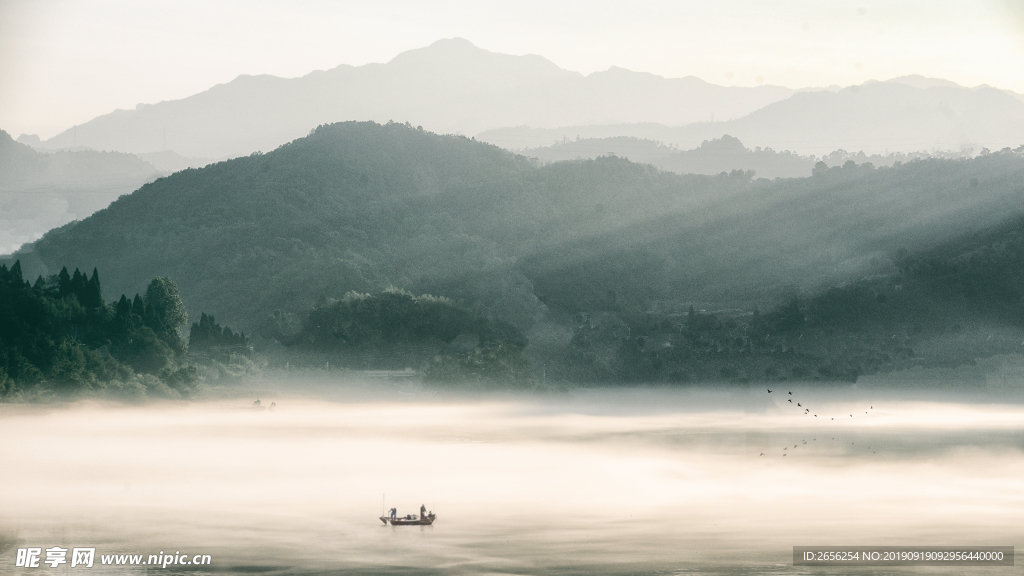 中国风水乡雾气景色