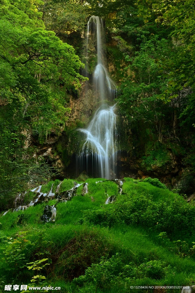 山峰瀑布流水风景