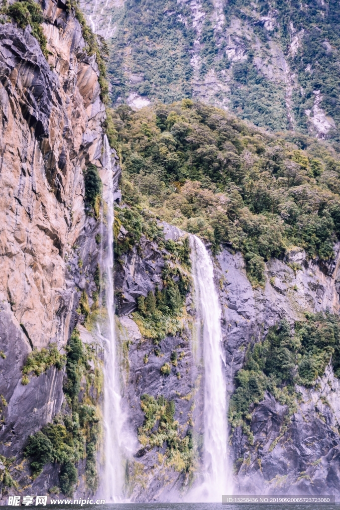 山峰瀑布流水风景