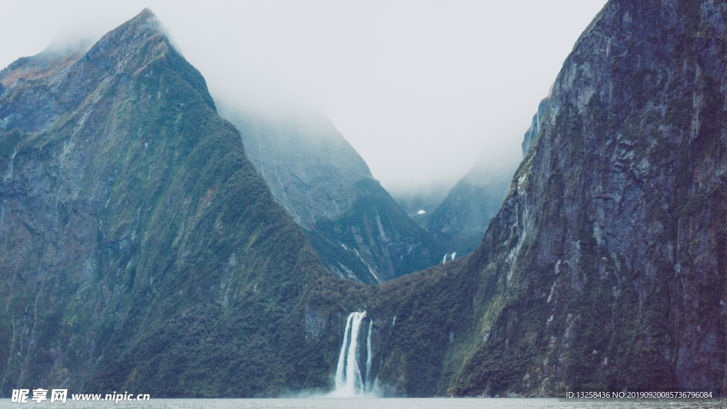 山峰瀑布流水风景