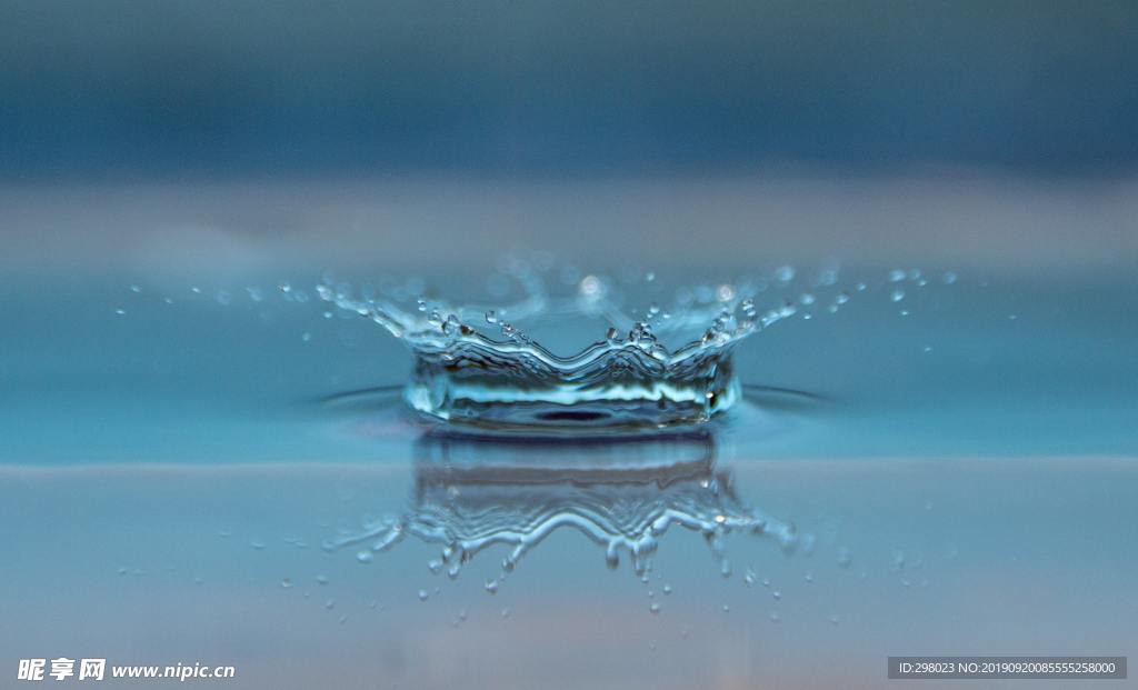 水面上迸溅的水花