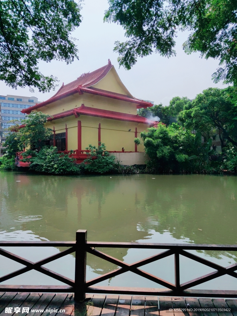 海口秀英湖中寺